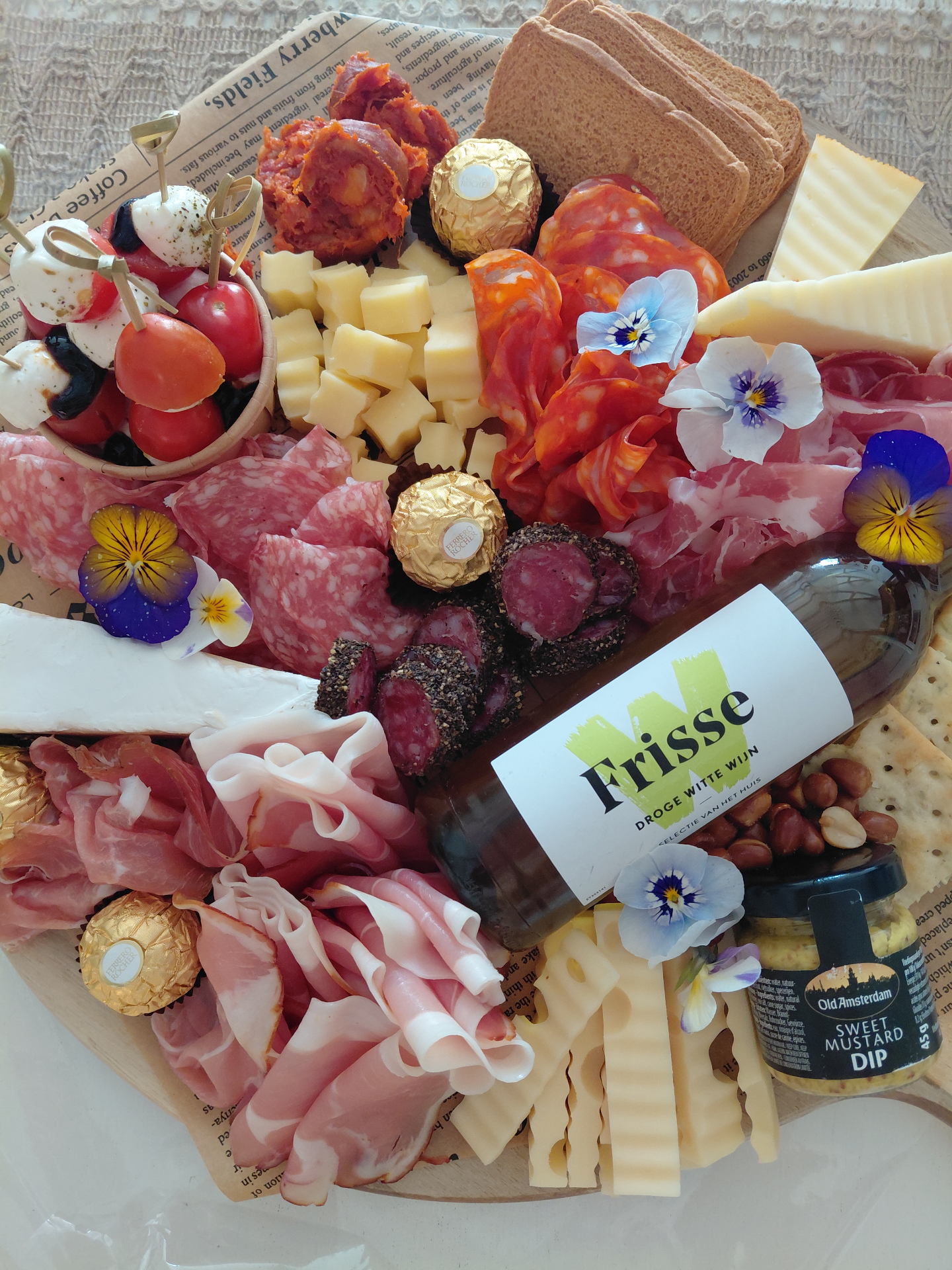 Luxe borrelplank met vlees, kaas en hapjes
