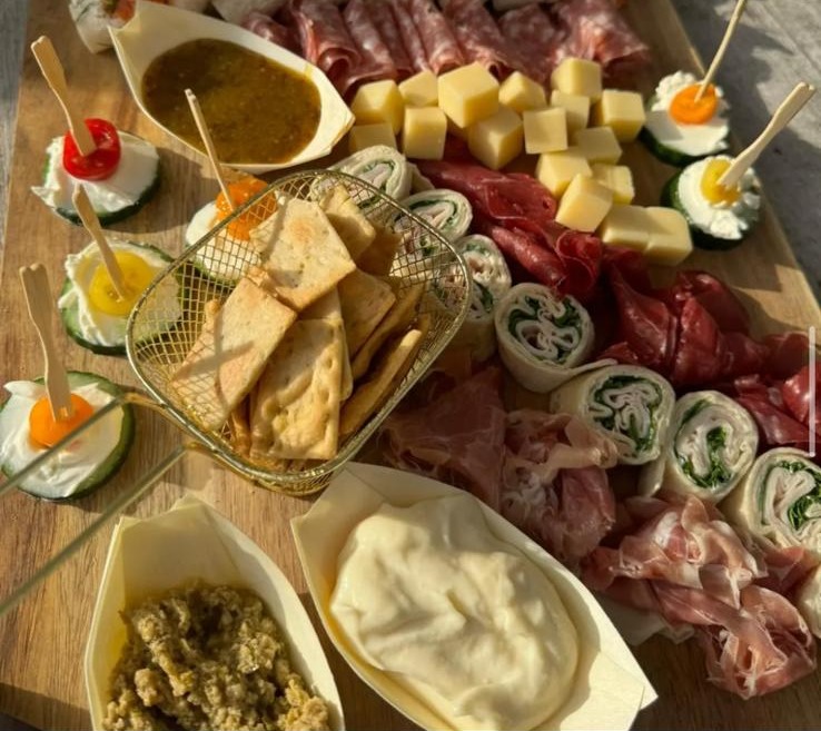 Borrelplank met wraps, kaas en dips