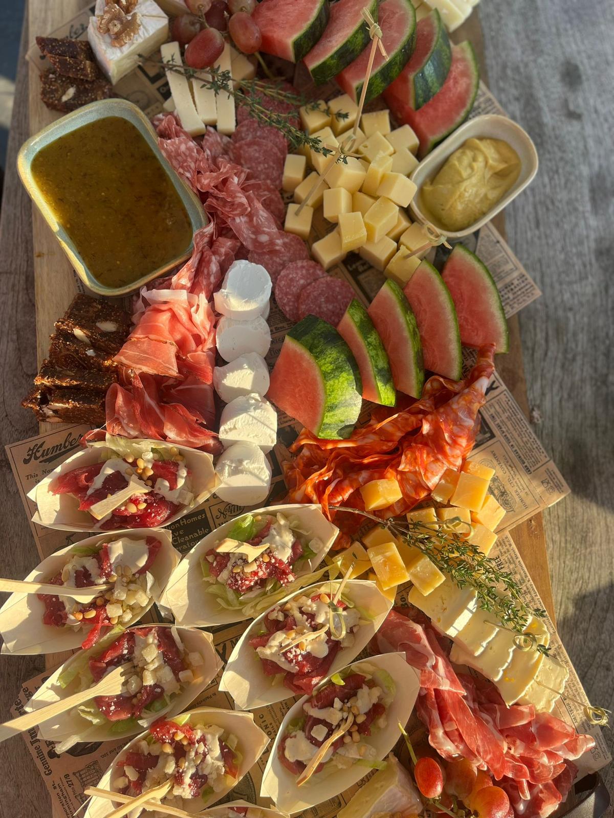 Feestelijke tafel vol planken en hapjes