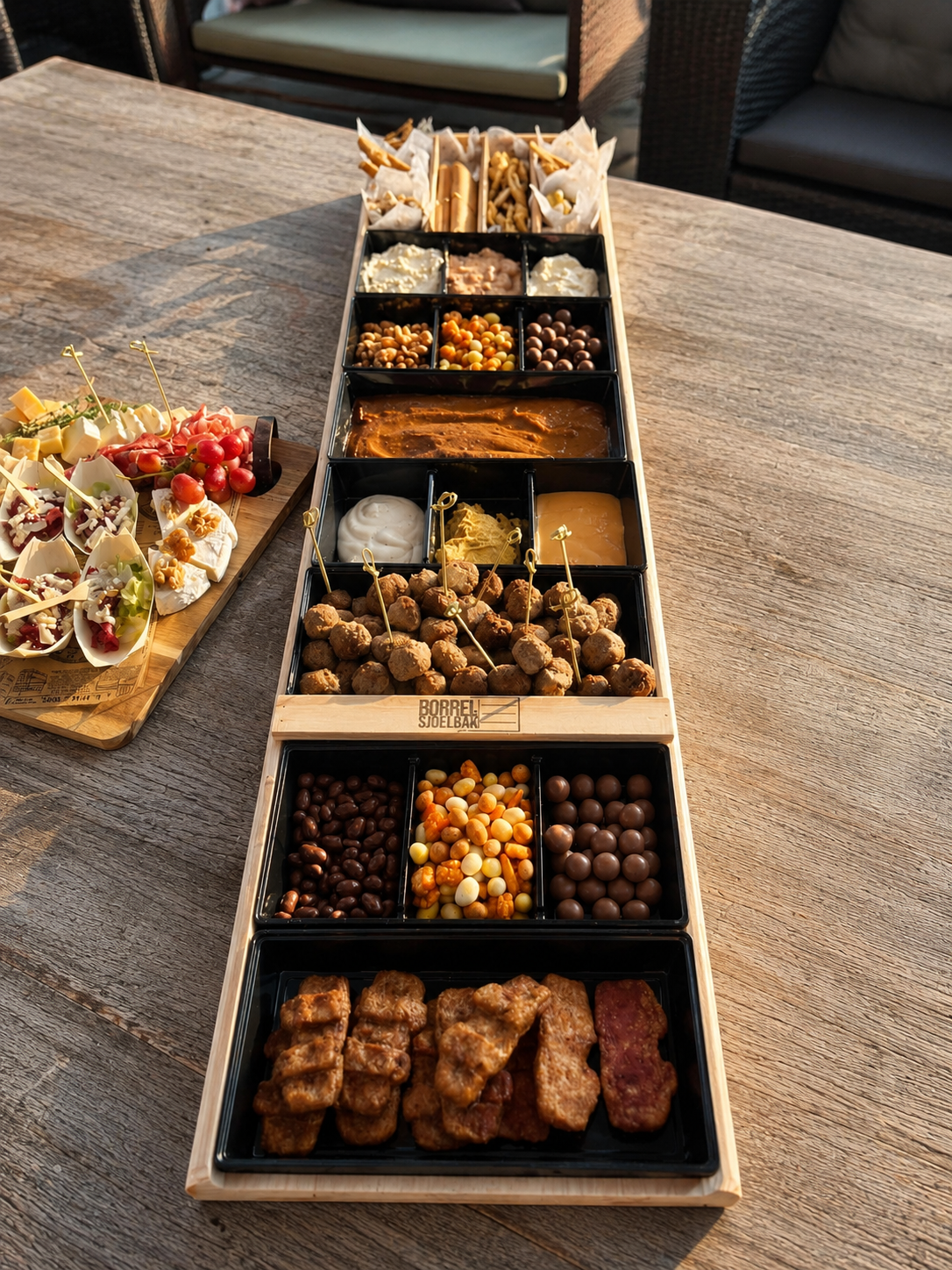 Sjoelbakplank met bittergarnituur, dips en snacks