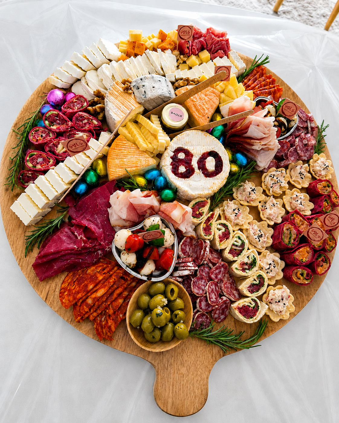 Ronde verjaardagsplank met '80' brie en hapjes